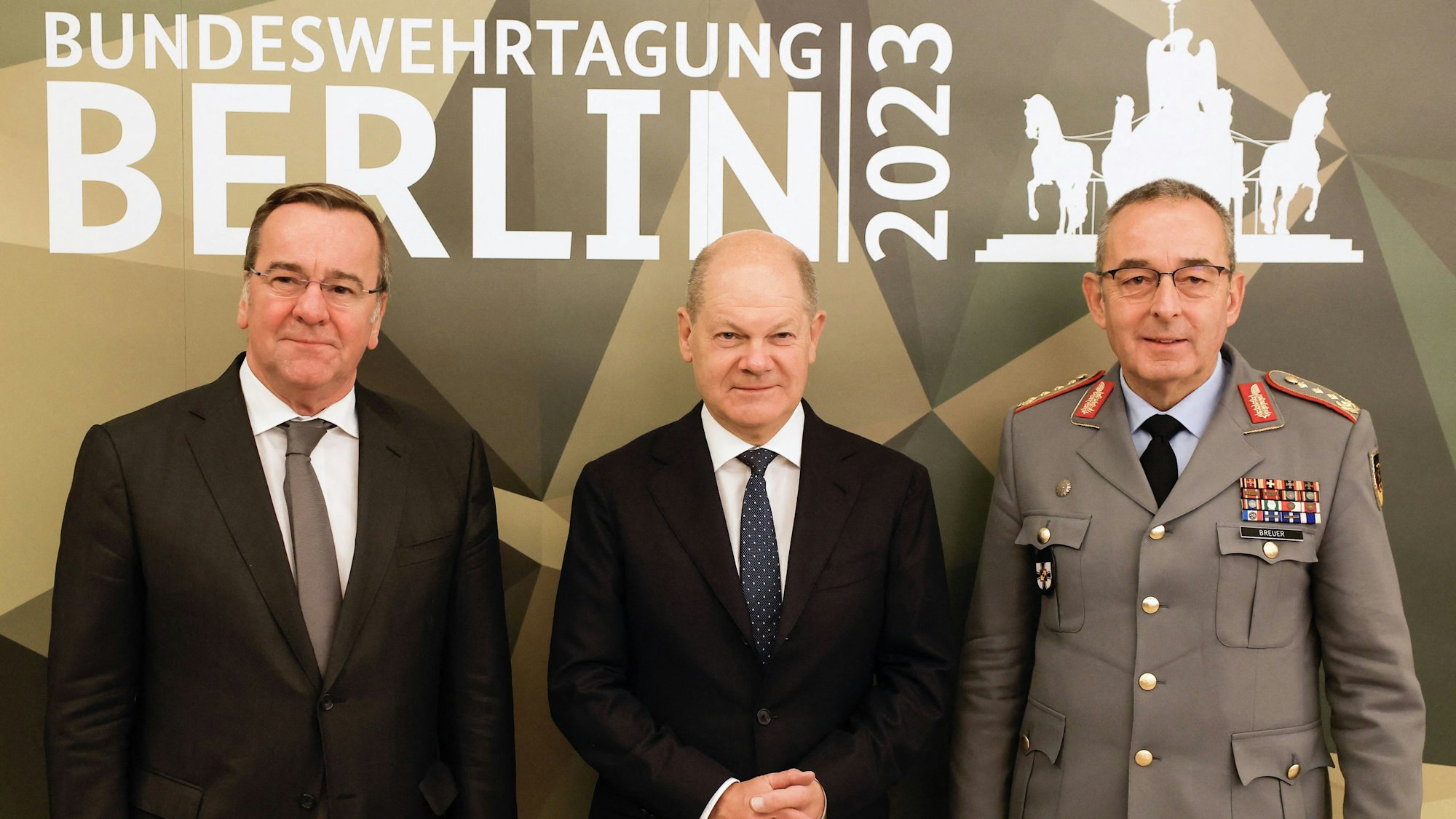 Verteidigungsminister Boris Pistorius (l.), Bundeskanzler Olaf Scholz (m.) und der Generalinspekteur der Bundeswehr, Carsten Breuer.