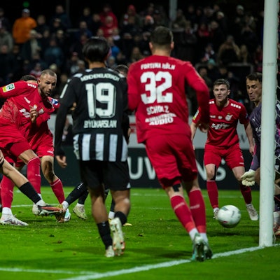 Regionalliga West, Fortuna Koeln - Borussia Moenchengladbach U23, 10.11.2023 Dominik Lanius Fortuna Koeln, 4 erzielt das Tor zum 3:3 Ausgleich. Regionalliga West, Fortuna Koeln - Borussia Moenchengladbach U23, 15. Spieltag, am 10.11.2023, Suedstadion, Koeln DFL regulations prohibit any use of photographs as image sequences and/or quasi-video *** Regionalliga West, Fortuna Koeln Borussia Moenchengladbach U23, 10 11 2023 Dominik Lanius Fortuna Koeln, 4 scores the goal for the 3 3 equalizer Regionalliga West, Fortuna Koeln Borussia Moenchengladbach U23, 15 Matchday, on 10 11 2023, Suedstadion, Koeln DFL regulations prohibit any use of photographs as image sequences and or quasi video Copyright: xBEAUTIFULxSPORTS/Meuselx