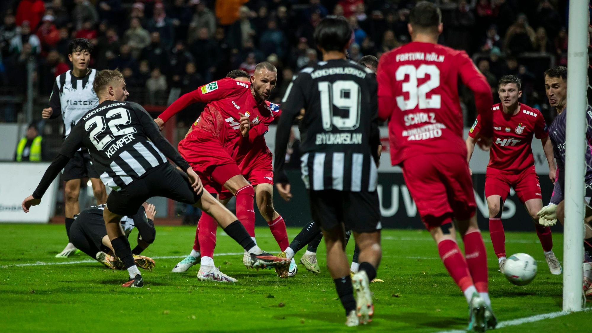 Regionalliga West, Fortuna Koeln - Borussia Moenchengladbach U23, 10.11.2023 Dominik Lanius Fortuna Koeln, 4 erzielt das Tor zum 3:3 Ausgleich. Regionalliga West, Fortuna Koeln - Borussia Moenchengladbach U23, 15. Spieltag, am 10.11.2023, Suedstadion, Koeln DFL regulations prohibit any use of photographs as image sequences and/or quasi-video *** Regionalliga West, Fortuna Koeln Borussia Moenchengladbach U23, 10 11 2023 Dominik Lanius Fortuna Koeln, 4 scores the goal for the 3 3 equalizer Regionalliga West, Fortuna Koeln Borussia Moenchengladbach U23, 15 Matchday, on 10 11 2023, Suedstadion, Koeln DFL regulations prohibit any use of photographs as image sequences and or quasi video Copyright: xBEAUTIFULxSPORTS/Meuselx