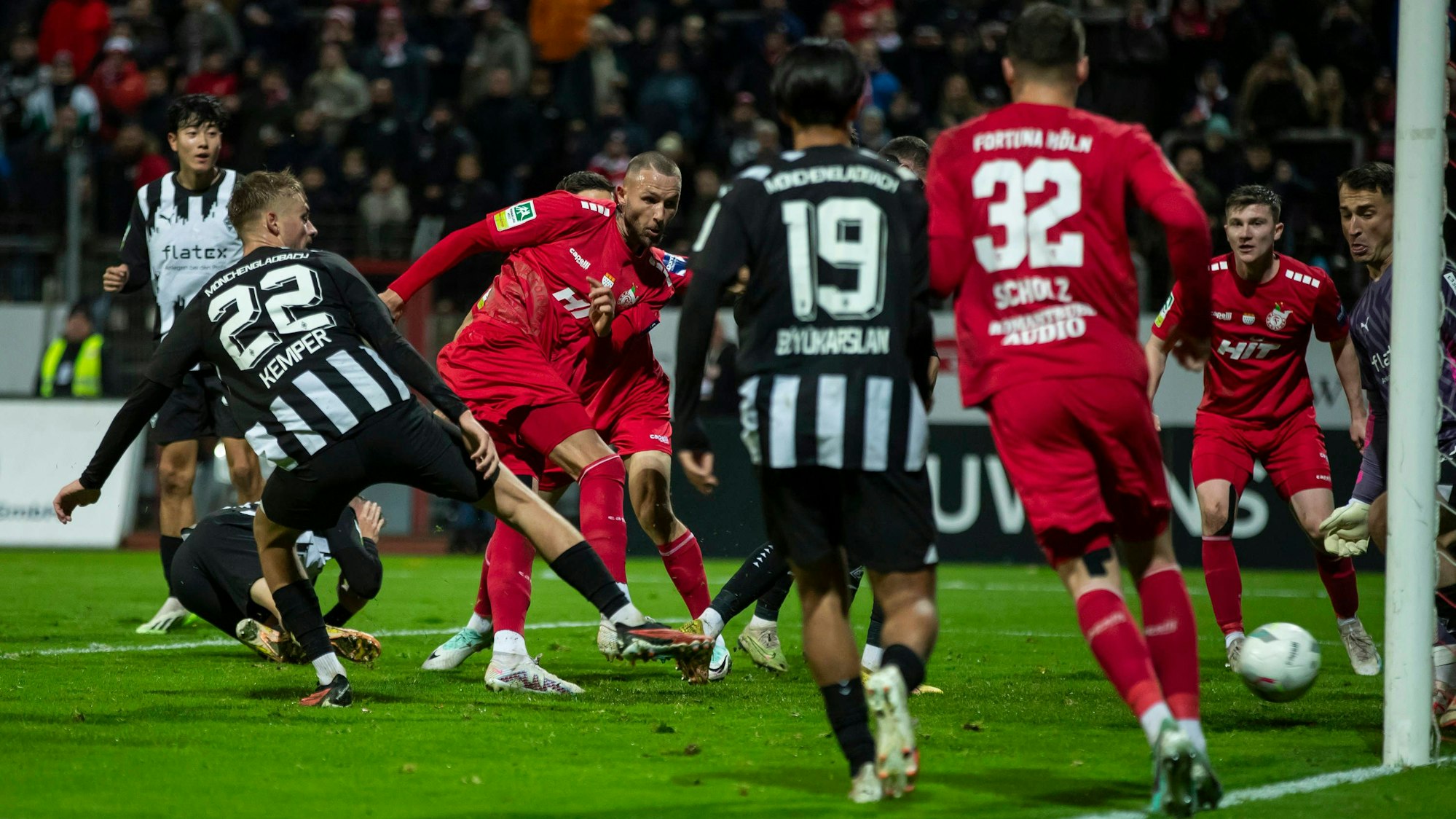 Regionalliga West, Fortuna Koeln - Borussia Moenchengladbach U23, 10.11.2023 Dominik Lanius Fortuna Koeln, 4 erzielt das Tor zum 3:3 Ausgleich. Regionalliga West, Fortuna Koeln - Borussia Moenchengladbach U23, 15. Spieltag, am 10.11.2023, Suedstadion, Koeln DFL regulations prohibit any use of photographs as image sequences and/or quasi-video *** Regionalliga West, Fortuna Koeln Borussia Moenchengladbach U23, 10 11 2023 Dominik Lanius Fortuna Koeln, 4 scores the goal for the 3 3 equalizer Regionalliga West, Fortuna Koeln Borussia Moenchengladbach U23, 15 Matchday, on 10 11 2023, Suedstadion, Koeln DFL regulations prohibit any use of photographs as image sequences and or quasi video Copyright: xBEAUTIFULxSPORTS/Meuselx