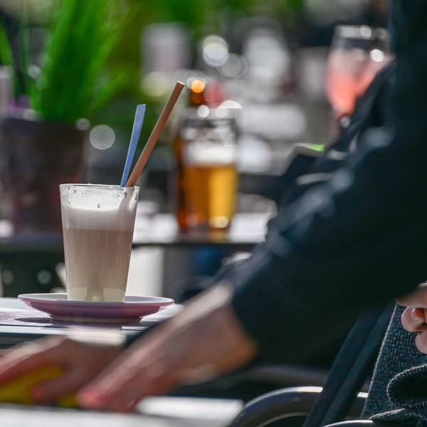 Ein Latte Macchiato steht in einem Café auf einem Tisch
