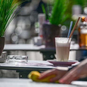 Ein Latte Macchiato steht in einem Café auf einem Tisch