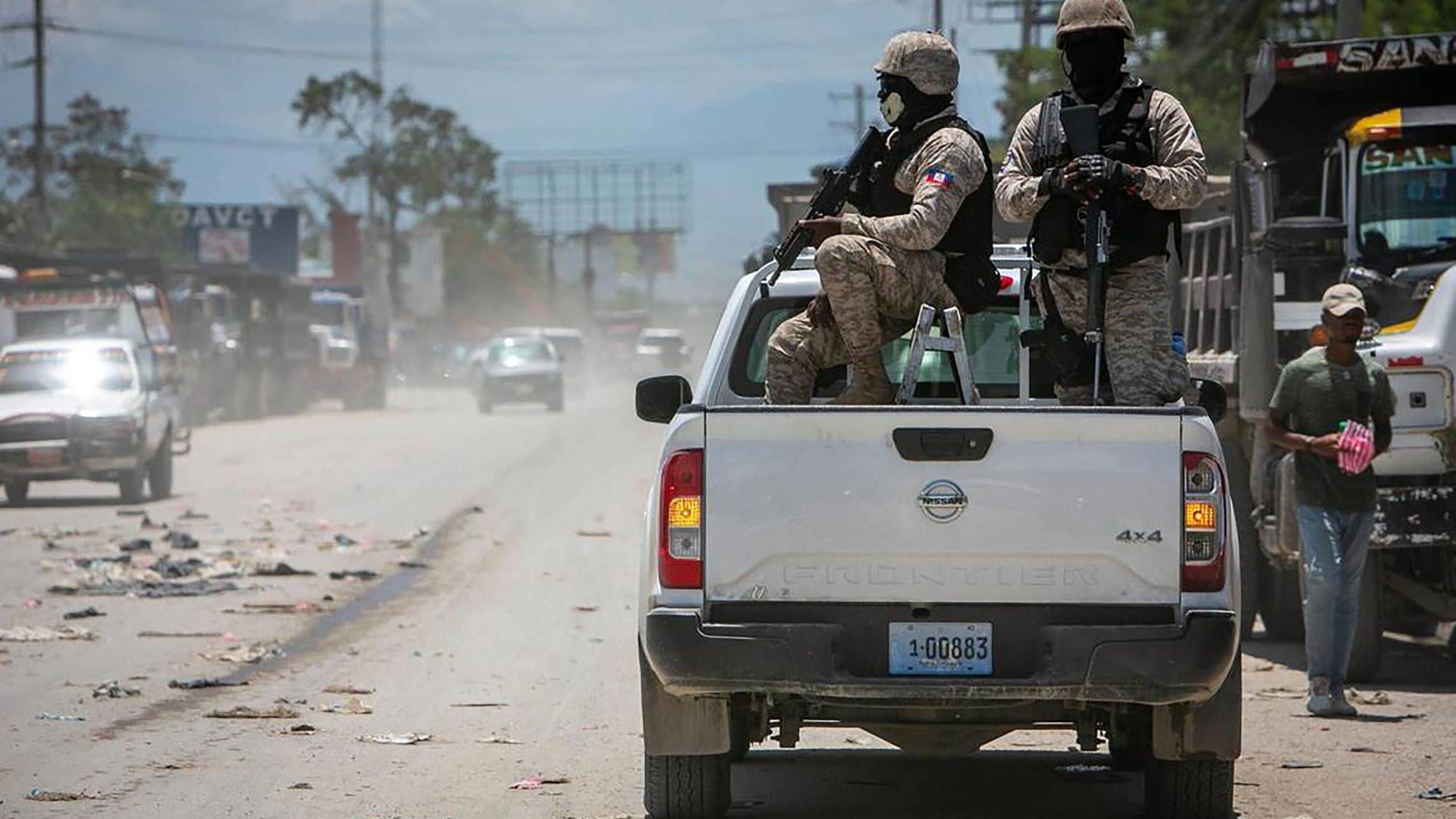 Die Polizei von Haiti sichert die Straßen in Tabarre.