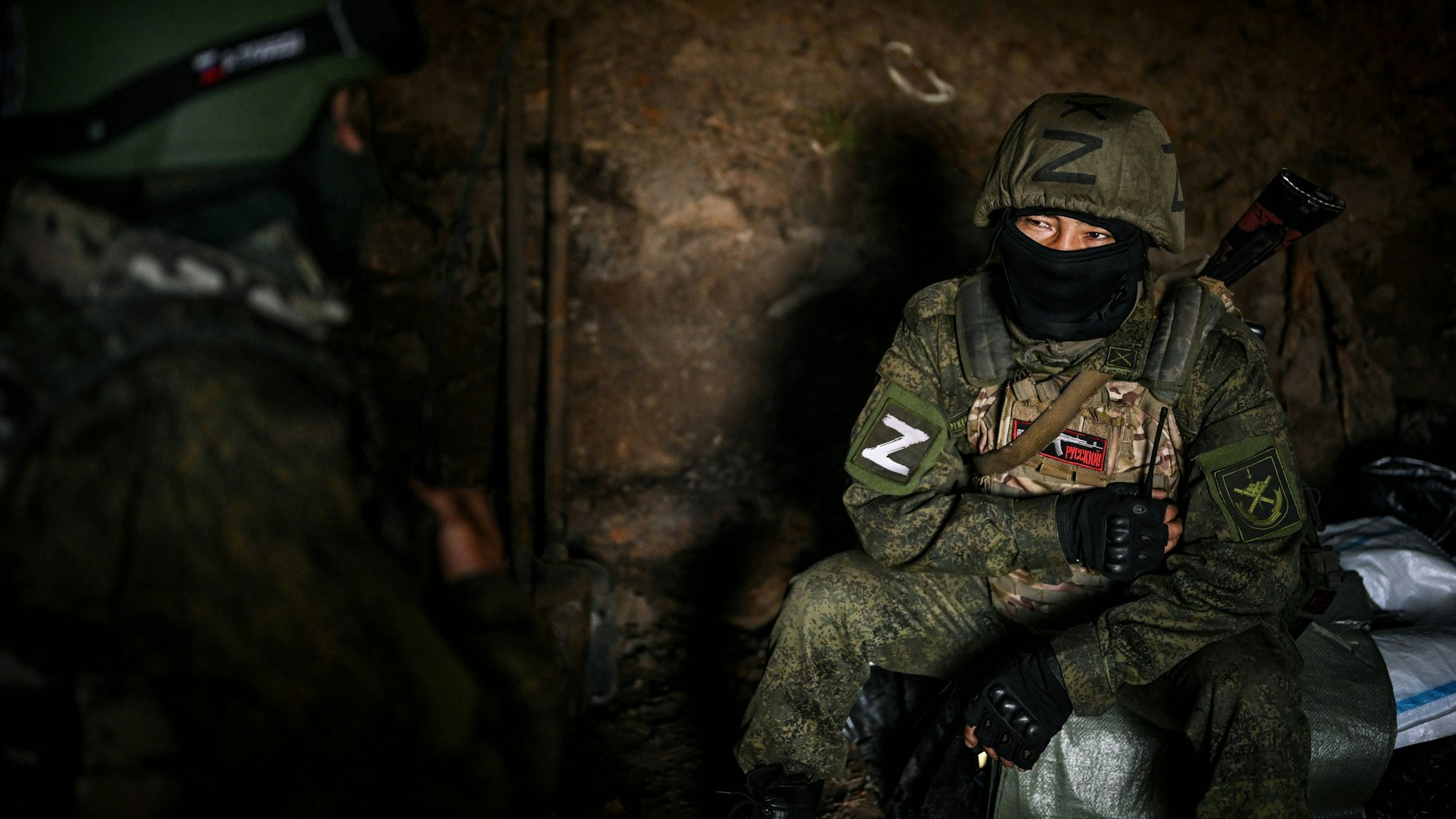 Russische Soldaten mit „Z“-Symbol auf der Uniform an der Front in der Ukraine: Zwei Kriegsgefangene haben sich in Interviews zu Missständen bei der russischen Armee geäußert.