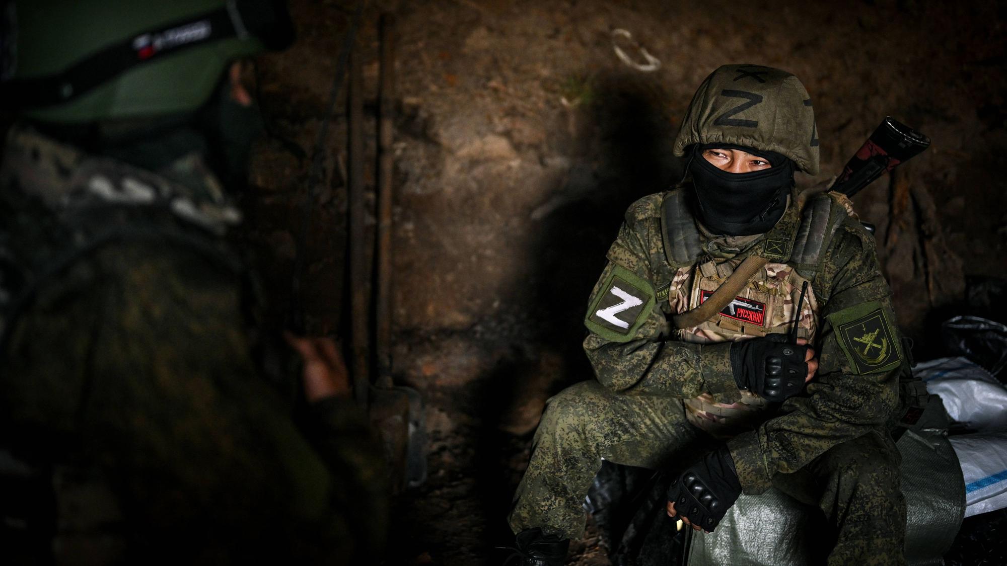 Russische Soldaten mit „Z“-Symbol auf der Uniform an der Front in der Ukraine: Zwei Kriegsgefangene haben sich in Interviews zu Missständen bei der russischen Armee geäußert.