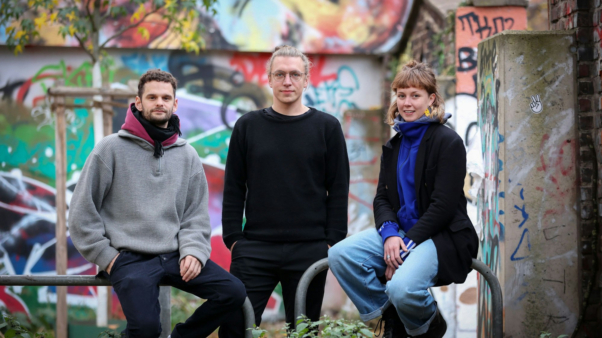 Jonas, Jakob und Sophie im Büze-Park in Ehrenfeld. Die drei sind Teil des Krakelee-Kollektivs, ihre Vision ein Technoclub in Köln.