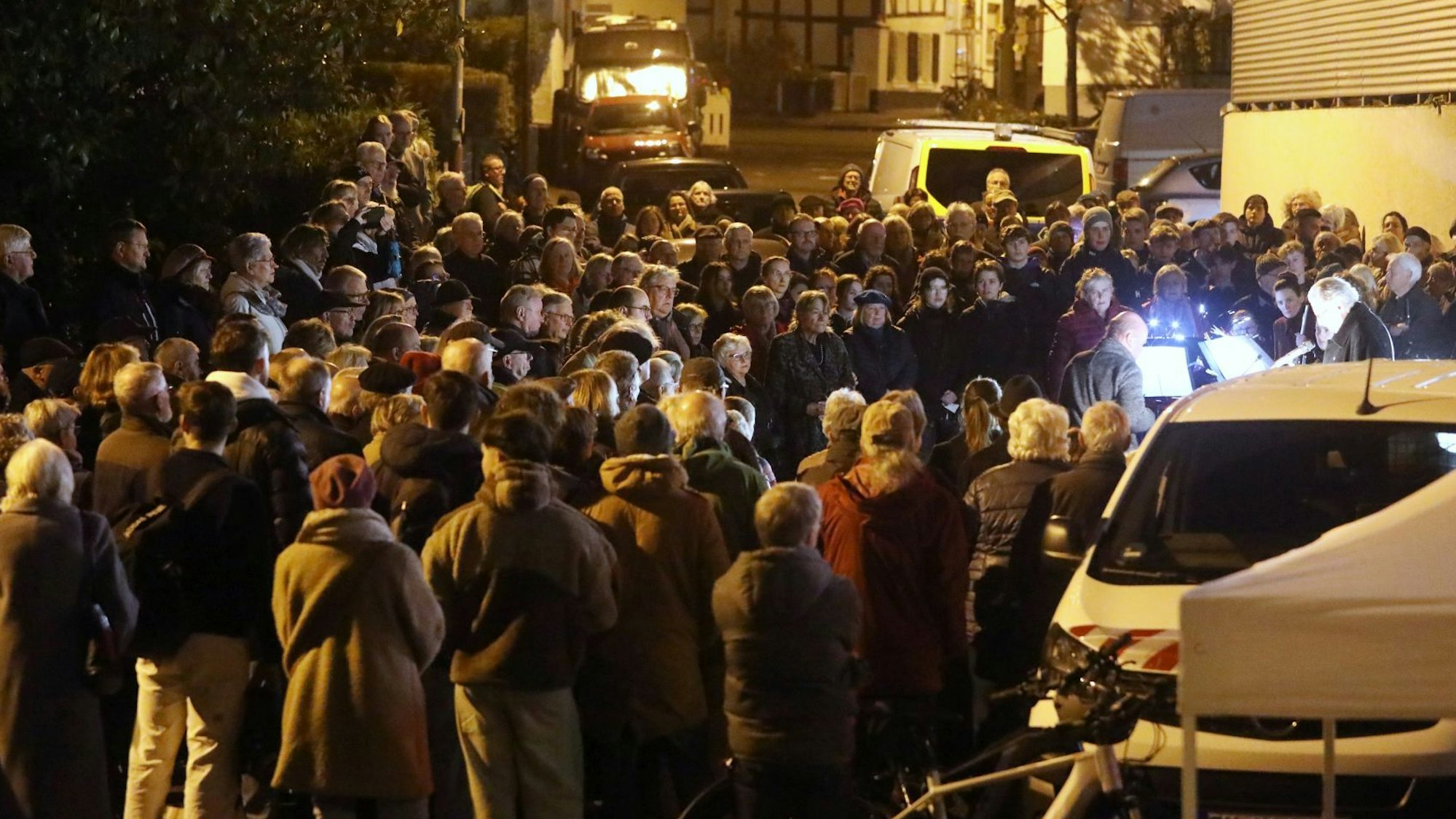 Zahlreiche Menschen stehen auf der unteren Kirchstraße in Bad Honnef, wo sich die Synagogen-Gedenktafel befindet.