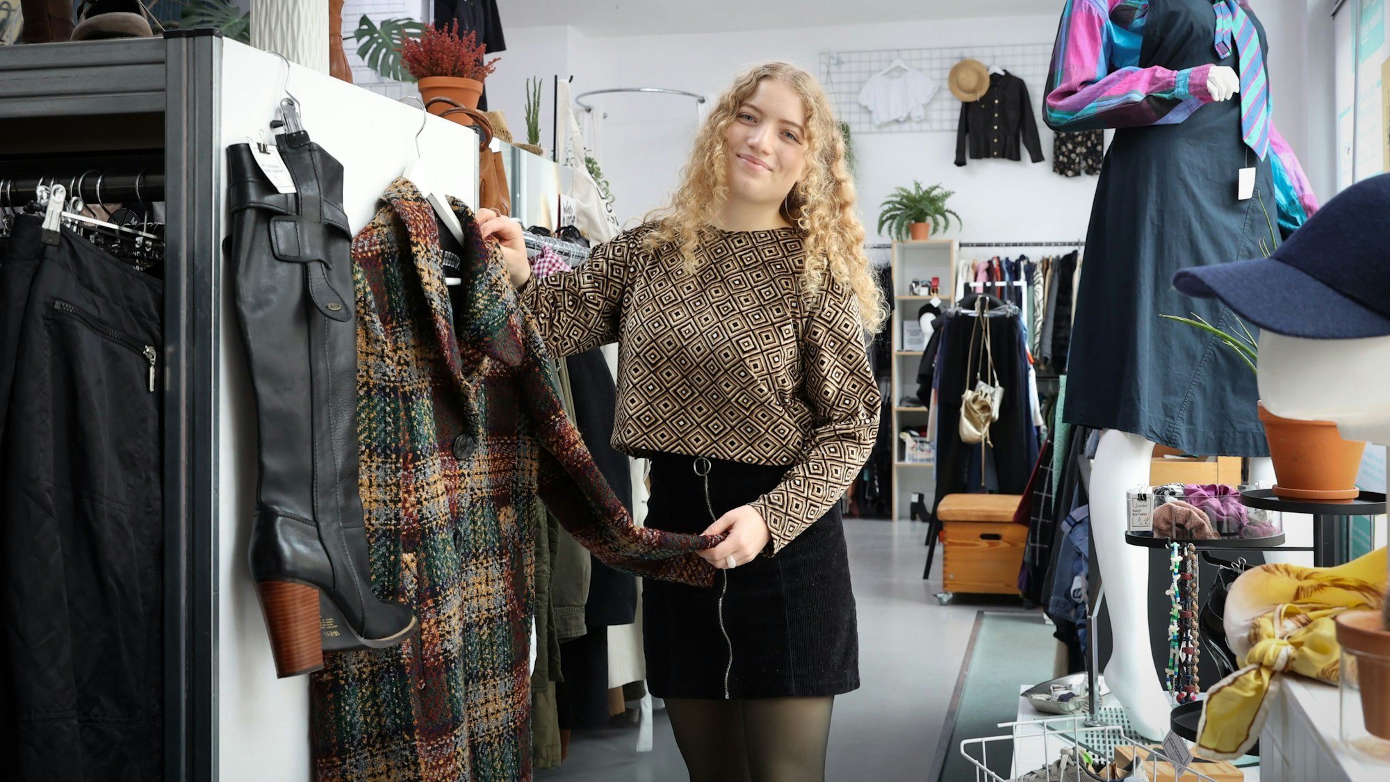 Kleider leihen in der Kleiderei in Ehrenfeld.
Kundin Mia Kehrer (20) berichtet von ihren Erfahrungen.