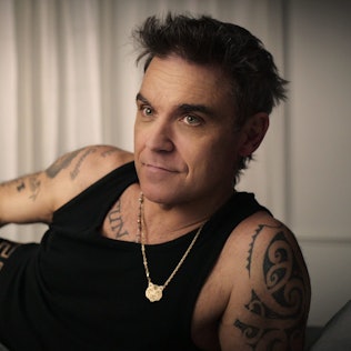 Der britische Musiker Robbie Williams in einer Szene der Miniserie «Robbie Williams» (undatierte Filmszene). Die Dokumentation läuft ab 08.11.2023 bei Netflix.