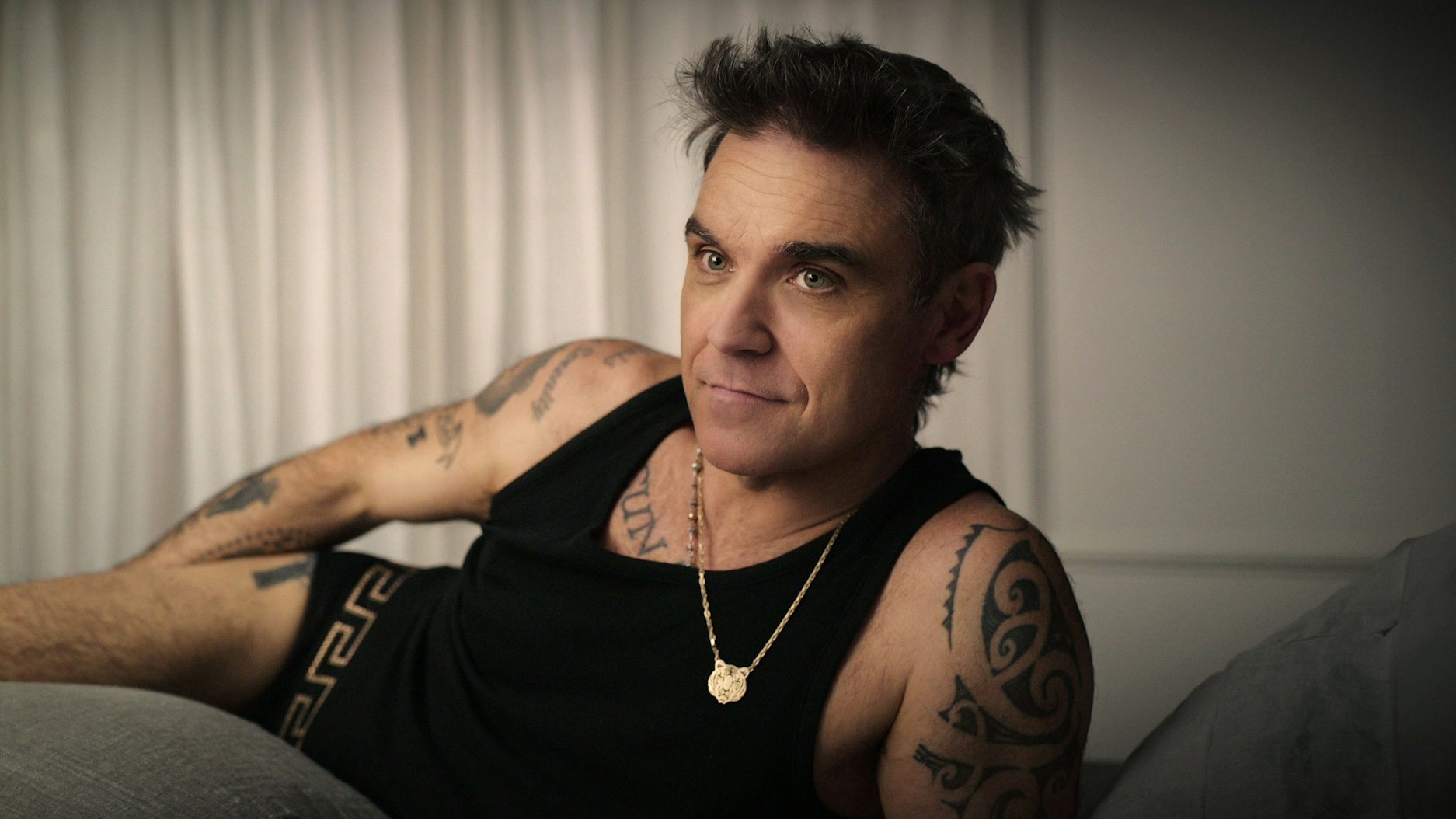 Der britische Musiker Robbie Williams in einer Szene der Miniserie «Robbie Williams» (undatierte Filmszene). Die Dokumentation läuft ab 08.11.2023 bei Netflix.