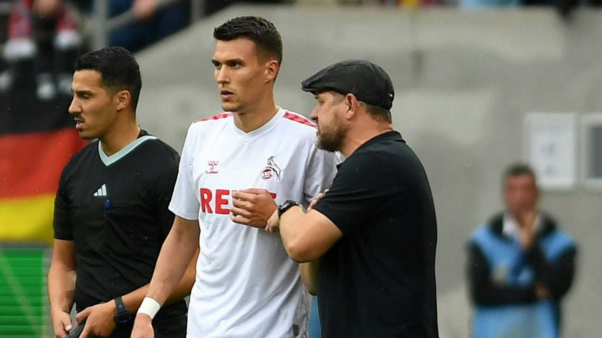 05.08.2023, Koeln, Deutschland, RheinEnergieStadion, 1. FC Koeln vs. FC Nantes - Testspiel, Dejan Ljubicic 1. FC Köln spricht mit Trainer Steffen Baumgart 1. FC Koeln Foto Ralf Treese, Ralf Treese Koeln RheinEnergieStadion Nordrhein-Westfalen Deutschland *** 05 08 2023, Cologne, Germany, RheinEnergieStadion, 1 FC Cologne vs FC Nantes test match, Dejan Ljubicic 1 FC Cologne talks with coach Steffen Baumgart 1 FC Cologne photo Ralf Treese, Ralf Treese Cologne RheinEnergieStadion North Rhine Westphalia Germany / 521_KOENAN20230805_111 / Treese-521
