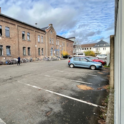 Das ehemalige Casino an der Friedrich-Wilhelm-Straße in Mechernich dient als Unterkunft für Geflüchtete. Vor dem Gebäude stehen zahlreiche Fahrräder und ein paar Autos.