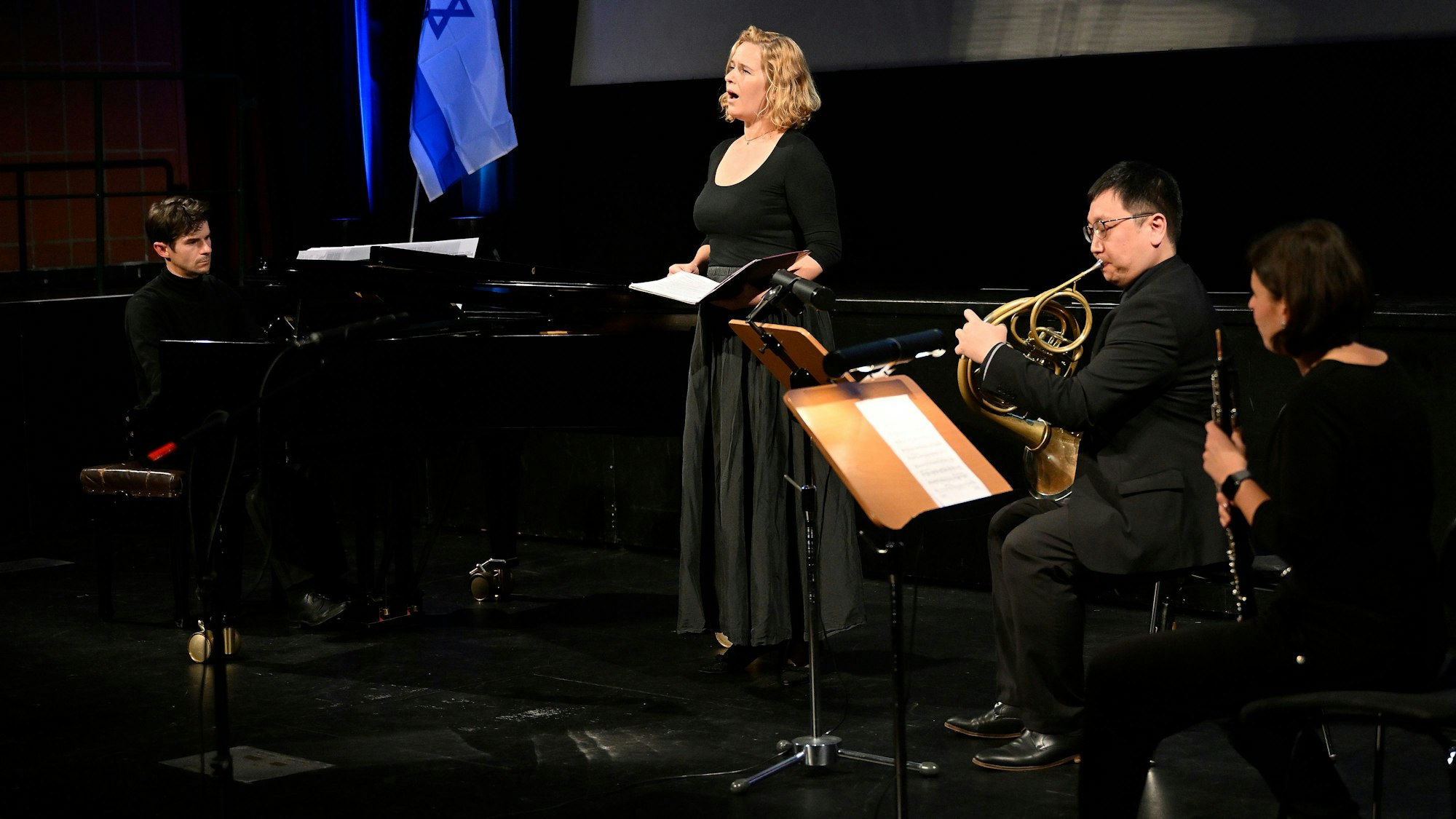Musiker spielen Gustav Mahlers „Kindertotenlieder“, vorgetragen von Ruth Theresa Fiedler.
