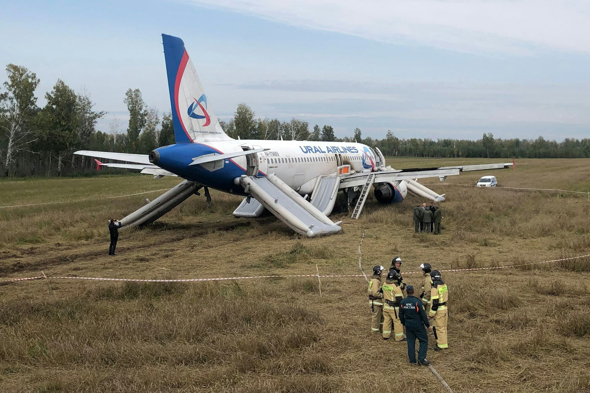 Der Airbus A320 der russischen Fluggesellschaft Ural Airlines, gestrandet in einem Weizenfeld. Die Piloten des Flugzeugs hätten beinahe einen Absturz der Maschine verursacht.