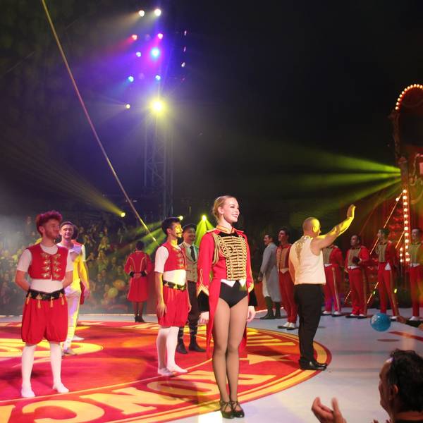Blick in die Manege und auf das Ensemble des Circus Roncalli in New York.