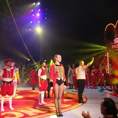 Blick in die Manege und auf das Ensemble des Circus Roncalli in New York.