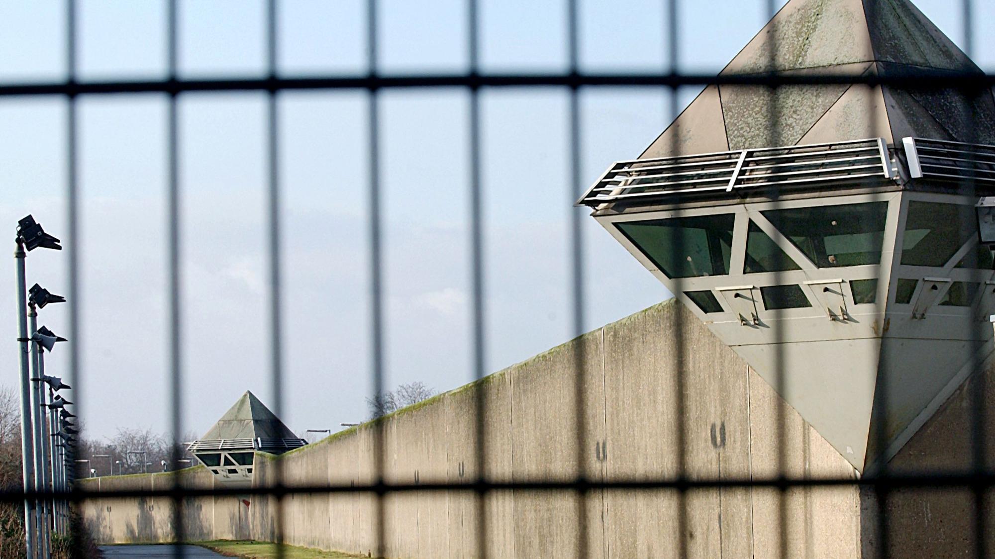 Eine Mauer mit Wachtürmen der Justizvollzugsanstalt in Köln-Ossendorf.
