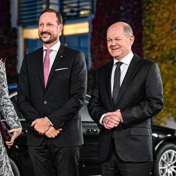 Der norwegische Kronprinz Haakon (m) und seine Frau Mette-Marit (l) treffen sich mit Bundeskanzler Olaf Scholz (SPD) im Bundeskanzleramt.