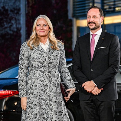 Der norwegische Kronprinz Haakon (m) und seine Frau Mette-Marit (l) treffen sich mit Bundeskanzler Olaf Scholz (SPD) im Bundeskanzleramt.