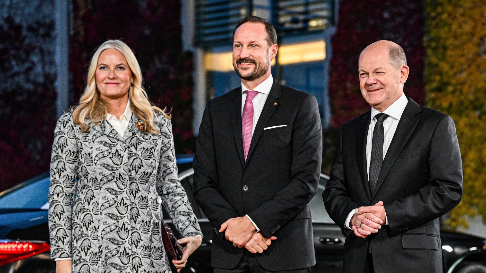 Der norwegische Kronprinz Haakon (m) und seine Frau Mette-Marit (l) treffen sich mit Bundeskanzler Olaf Scholz (SPD) im Bundeskanzleramt.