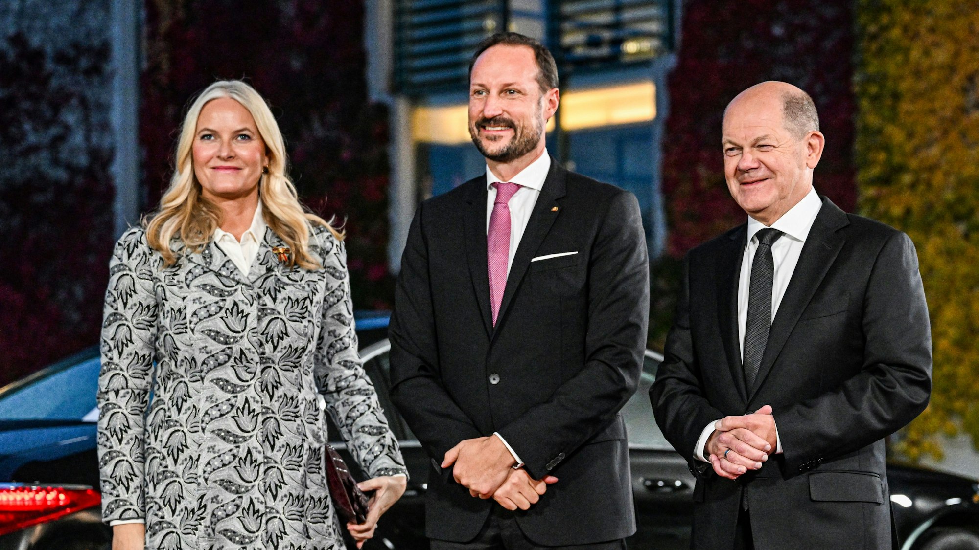 Der norwegische Kronprinz Haakon (m) und seine Frau Mette-Marit (l) treffen sich mit Bundeskanzler Olaf Scholz (SPD) im Bundeskanzleramt.