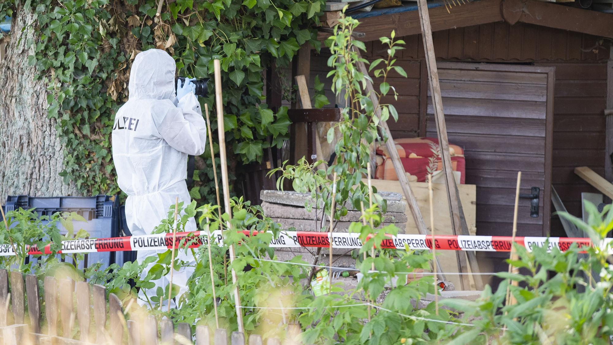 Bei den Durchsuchungen auf einer neuen Parzelle auf dem Campingplatz in Lügde stehen Polizeibeamte an der Campinghütte eines neuen Tatverdächtigen.