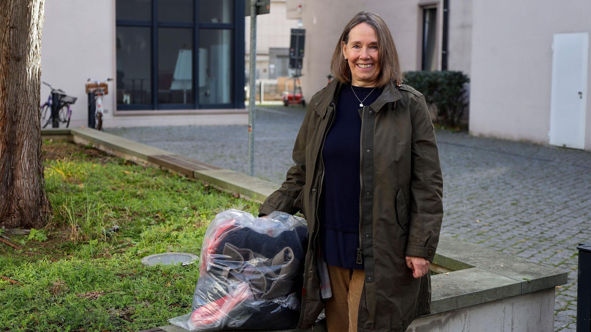 Sabine mit ihrer Altkleiderspende am Kölner Waidmarkt.