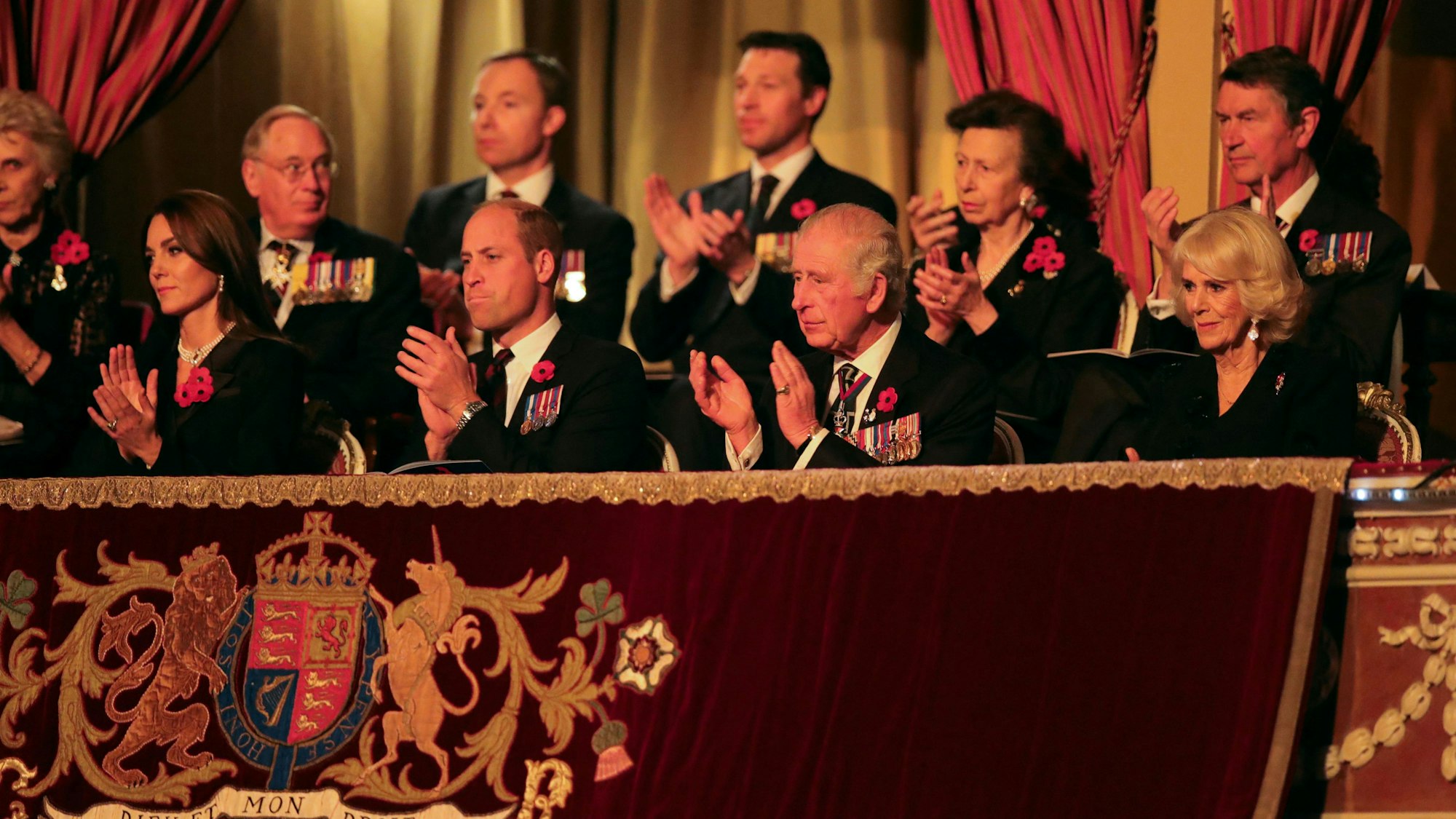 Prinzessin Kate, Prinz William, König Charles, Königin Camilla, und Prinzessin Anne (hinten Mitte) beim „Festival of Remembrance“ in der Royal Albert Hall 2022.