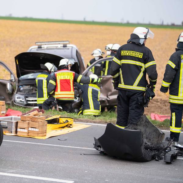 Das Bild zeigt die Weilerswister Feuerwehr bei einem Verkehrsunfall bei Vernich.