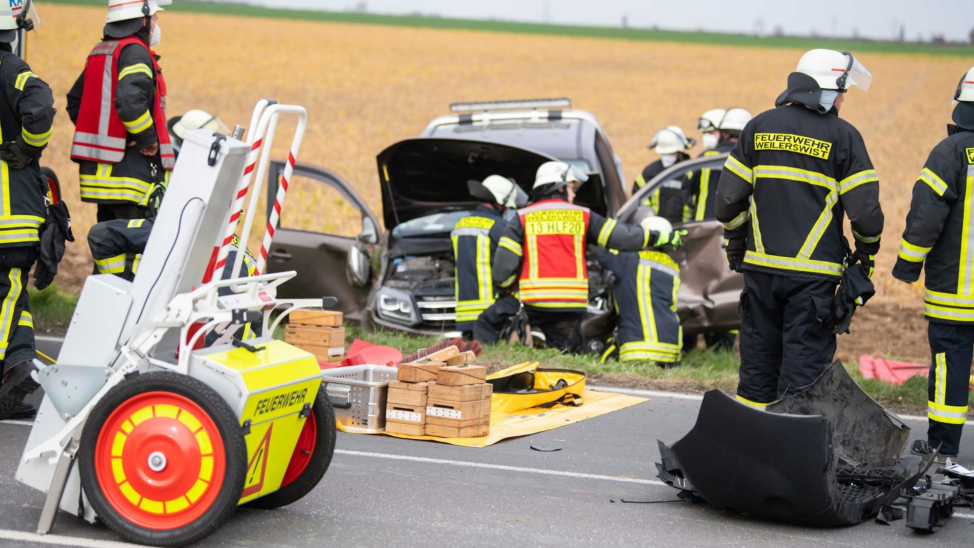 Das Bild zeigt die Weilerswister Feuerwehr bei einem Verkehrsunfall bei Vernich.