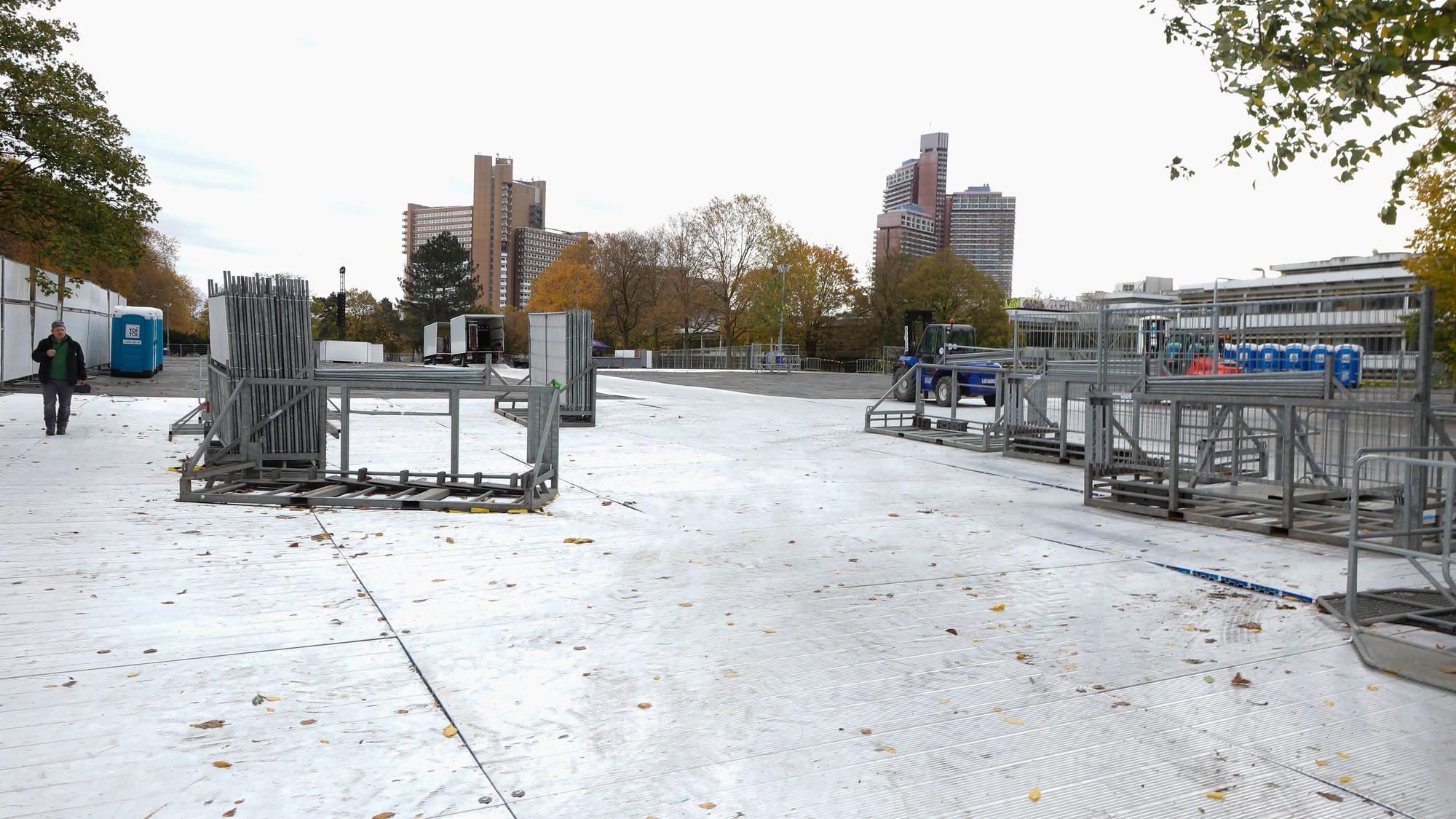 Die Uniwiese ist mit Platten abgedeckt.