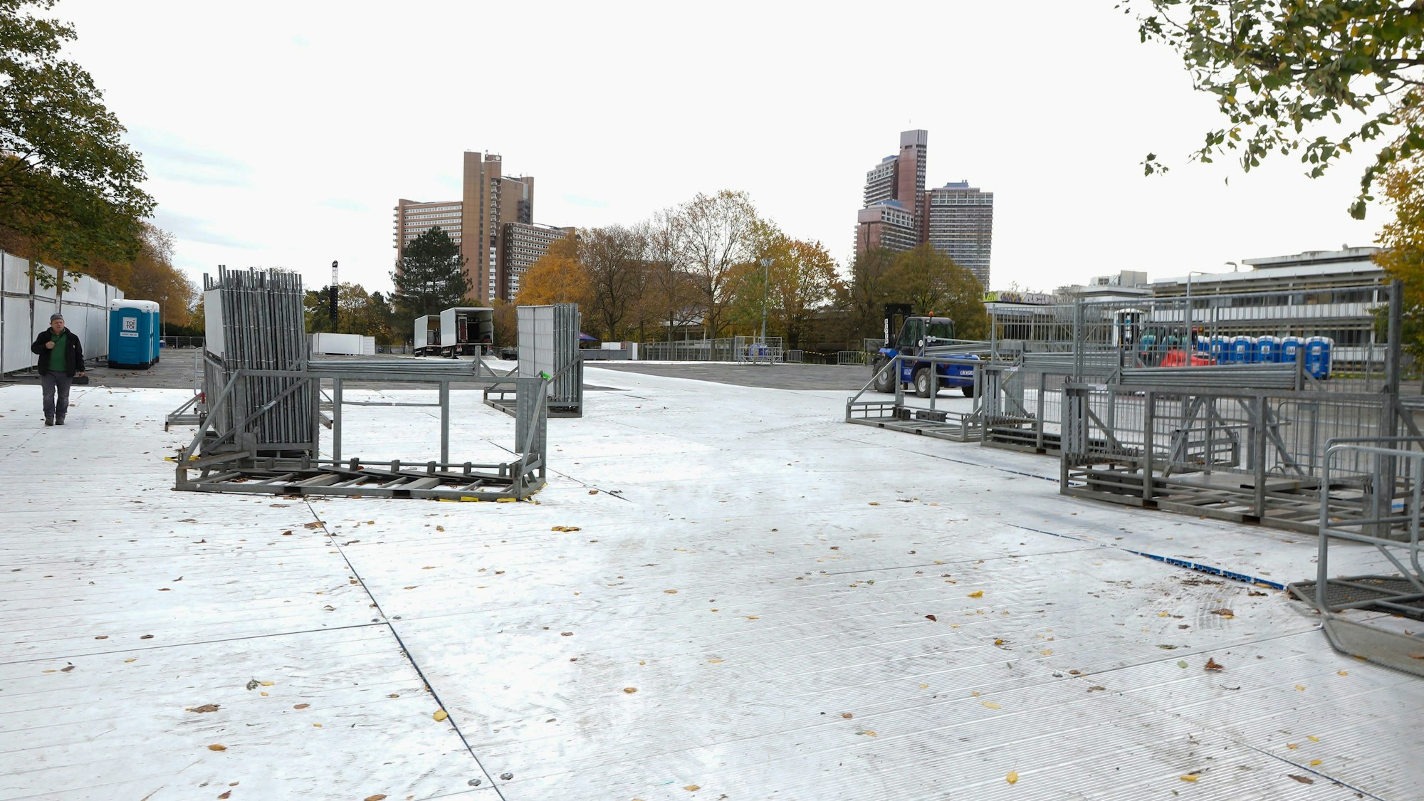 Die Uniwiese ist mit Platten abgedeckt.
