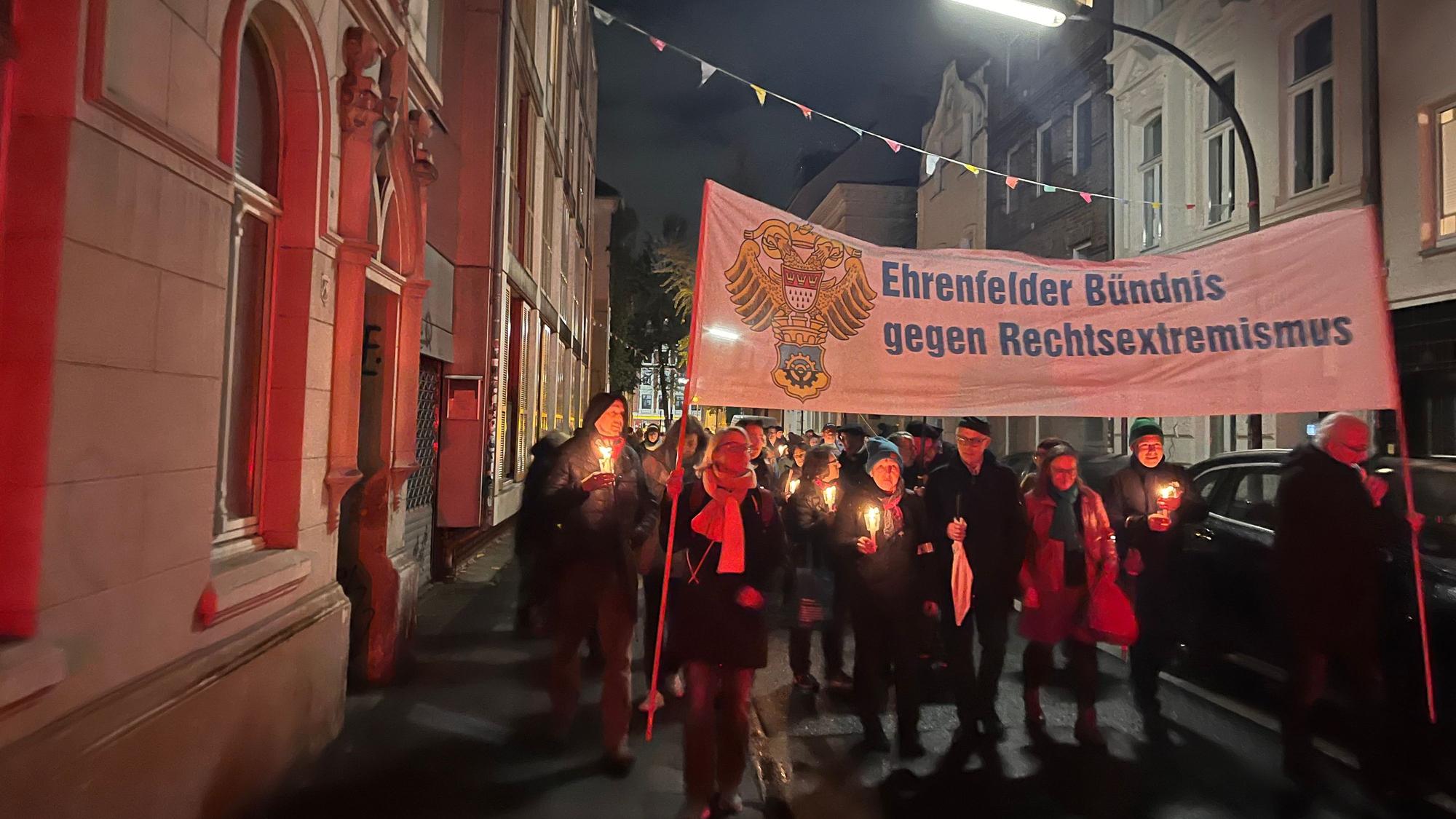 Rund 600 Menschen nahmen an dem Schweigemarsch in Ehrenfeld teil.