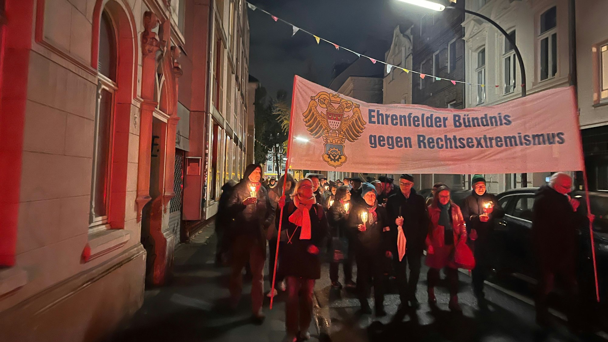 Rund 600 Menschen nahmen an dem Schweigemarsch in Ehrenfeld teil.