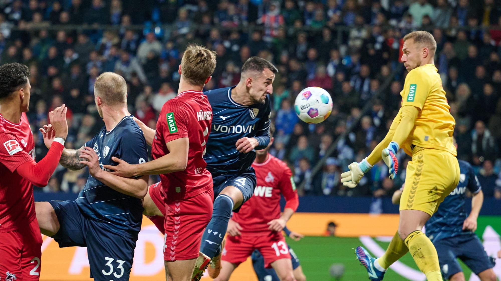 Bochums Erhan Masovic (M) und Torwart Schwäbe Marvin von Köln in Aktion.