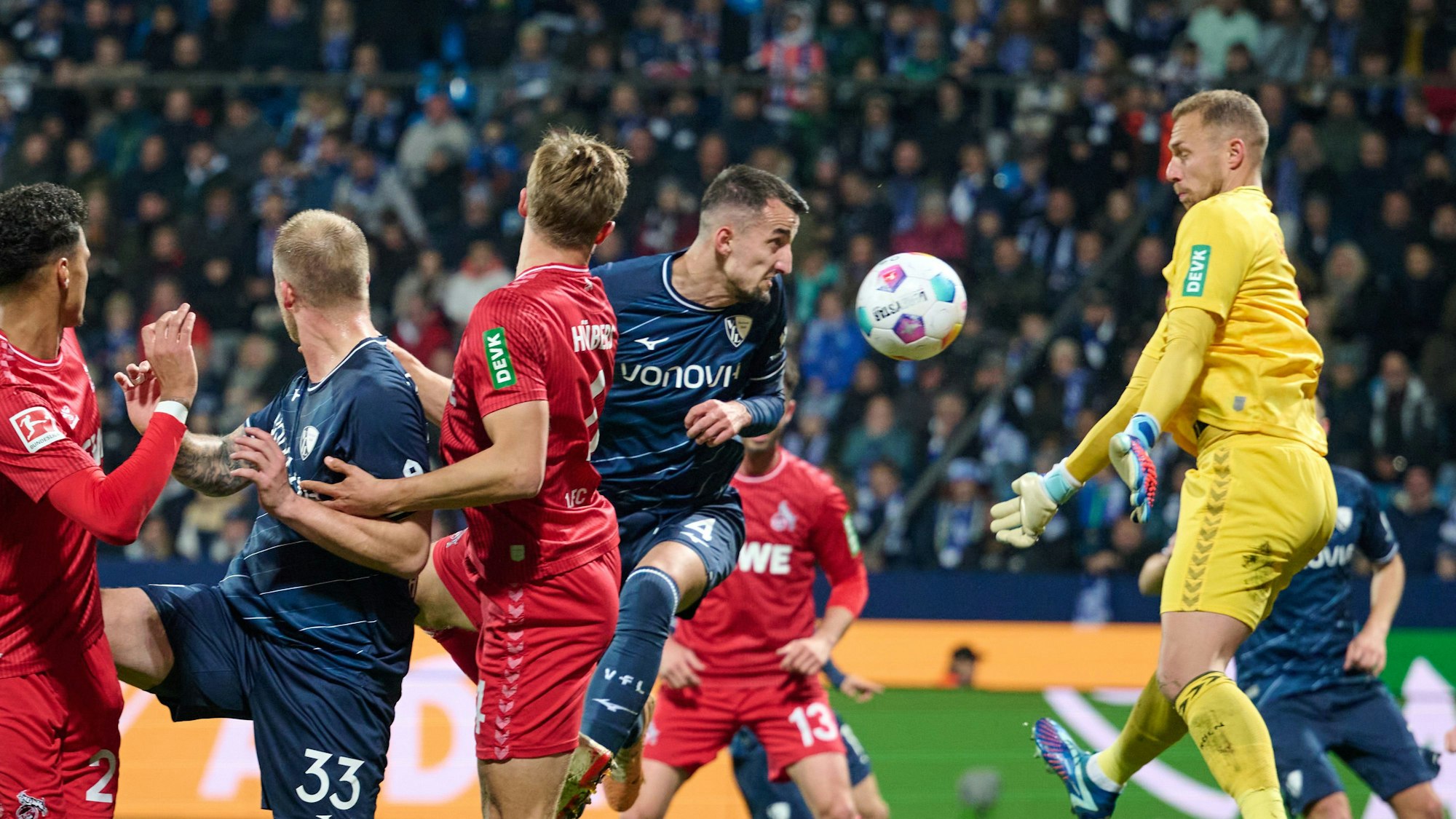 Bochums Erhan Masovic (M) und Torwart Schwäbe Marvin von Köln in Aktion.