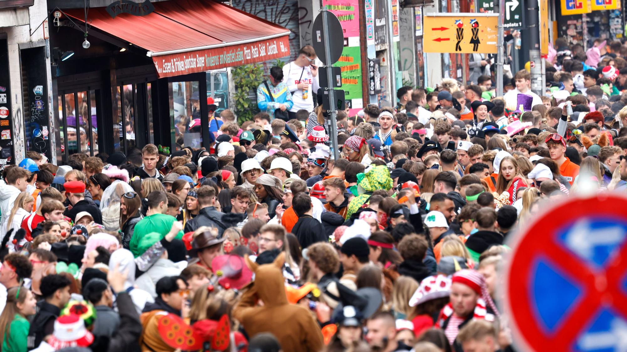 Karneval: Massenandrang in Köln - Zülpicher Straße früh dicht | Kölner