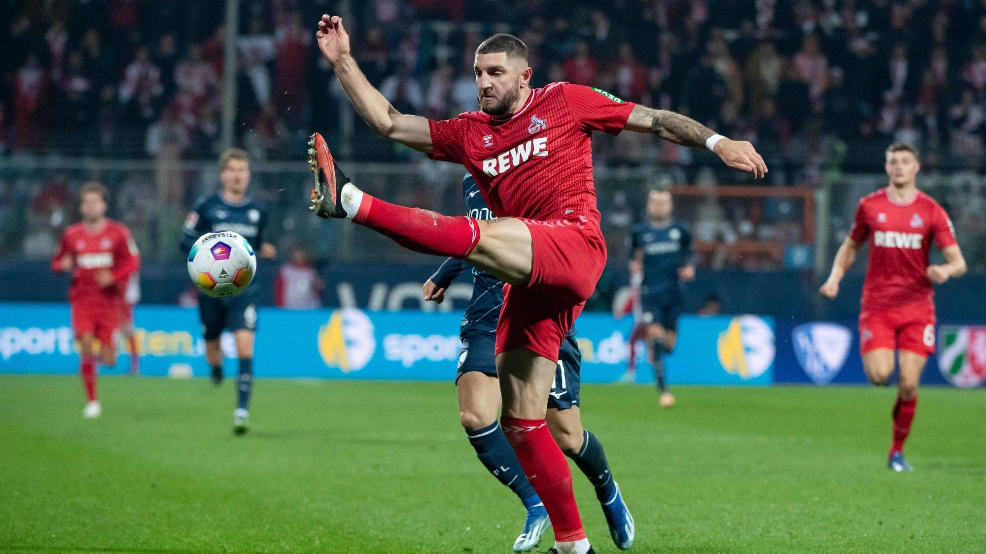 Chabot schlägt den Ball vor Asano weg