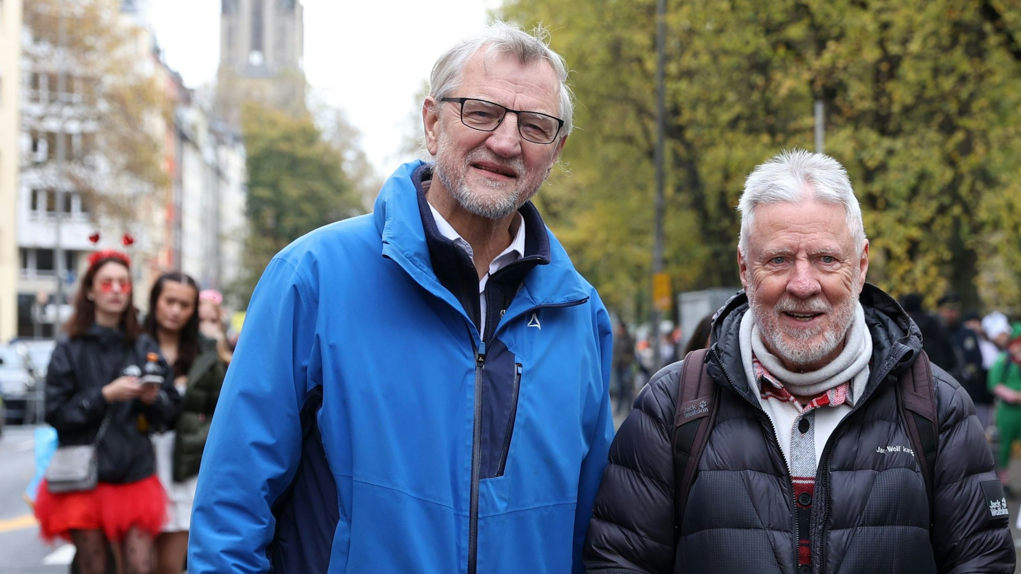 Bezirksbürgermeister Andreas Hupke und Klaus Adrian von der Bürgervereinigung Rathenauplatz sind im Viertel unterwegs.