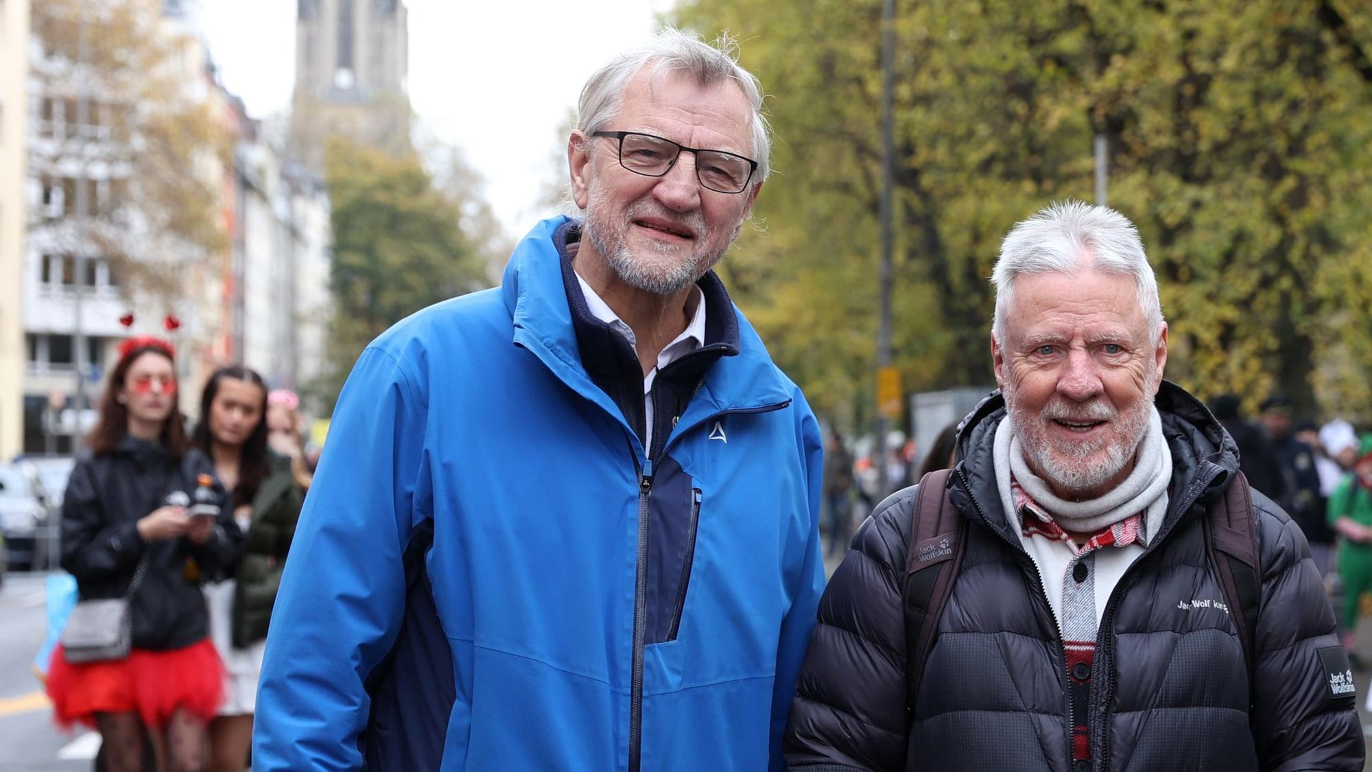 Bezirksbürgermeister Andreas Hupke und Klaus Adrian von der Bürgervereinigung Rathenauplatz sind im Viertel unterwegs.