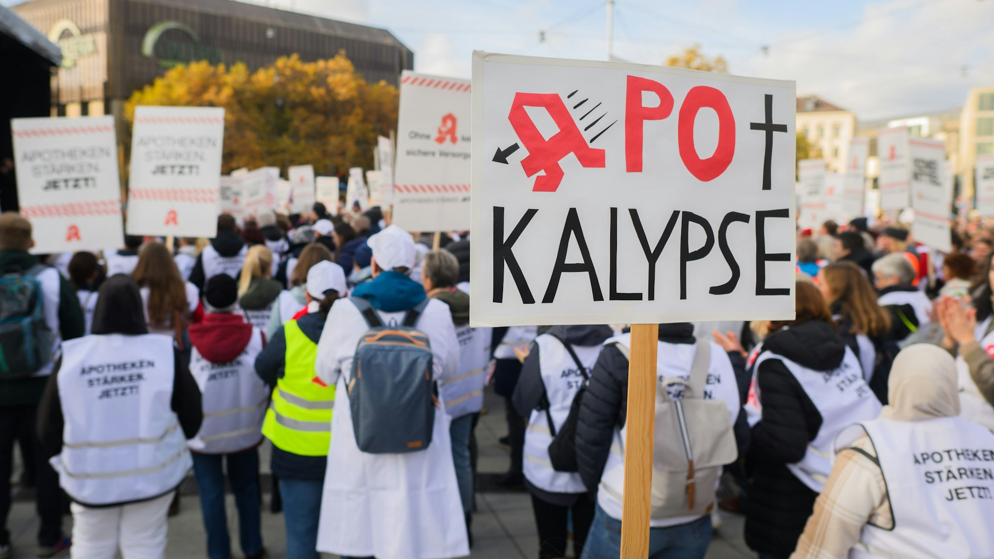 Apotheker und Mitarbeiter demonstrieren auf dem Ernst-August-Platz vor dem Hauptbahnhof in Hannover.