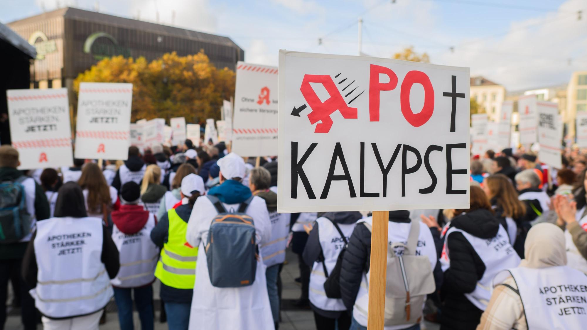 08.11.2023, Niedersachsen, Hannover: Apotheker und Mitarbeiter demonstrieren auf dem Ernst-August-Platz vor dem Hauptbahnhof. Mit geschlossenen Apotheken in ganz Norddeutschland und einer zentralen Kundgebung in Hannover protestieren Apotheker gegen Einsparungen und stagnierende Honorare. Foto: Julian Stratenschulte/dpa +++ dpa-Bildfunk +++