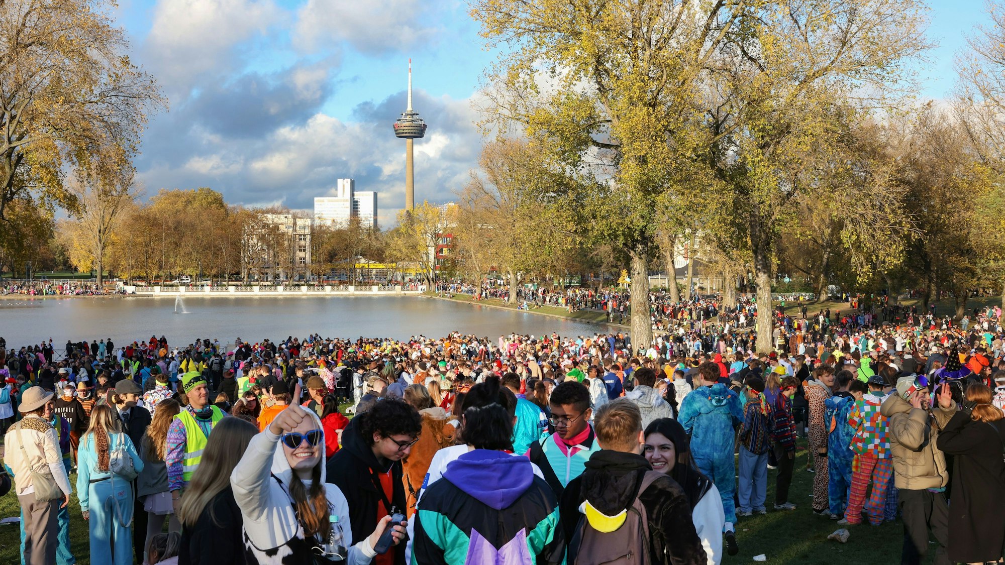 Am 11.11.2023 versammelten sich Tausende Feiernde um den Aachener Weiher.
