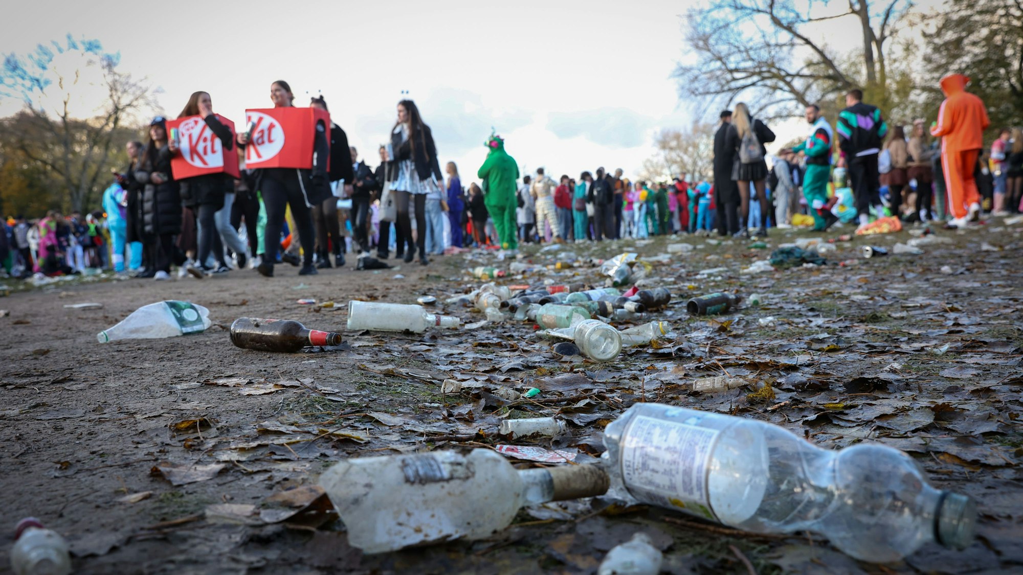 11.11.2023
Köln:
Müll und Glasflaschen auf der Wiese am Aachenr Weiher
Foto: Martina Goyert