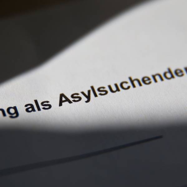 ARCHIV - 17.07.2014, Bayern, Zirndorf: «Meldung als Asylsuchender» ist in der Zentralen Aufnahmeeinrichtung für Asylbewerber (ZAE) auf einer Meldebescheinigung für Asylsuchende zu lesen. (Illustration zu dpa «UNHCR hält Asylverfahren in Drittstaaten mit Leitplanken für möglich") Foto: Daniel Karmann/dpa +++ dpa-Bildfunk +++