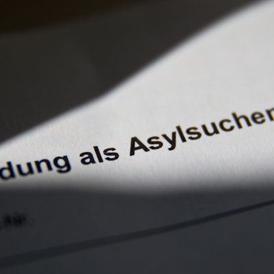 ARCHIV - 17.07.2014, Bayern, Zirndorf: «Meldung als Asylsuchender» ist in der Zentralen Aufnahmeeinrichtung für Asylbewerber (ZAE) auf einer Meldebescheinigung für Asylsuchende zu lesen. (Illustration zu dpa «UNHCR hält Asylverfahren in Drittstaaten mit Leitplanken für möglich") Foto: Daniel Karmann/dpa +++ dpa-Bildfunk +++