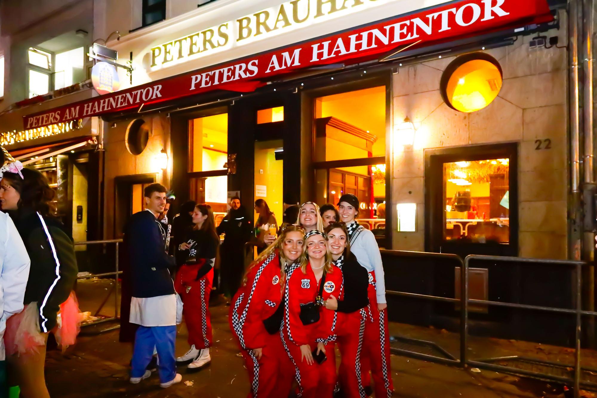 Rennfahrerinnen vor dem Peters am Hahnentor