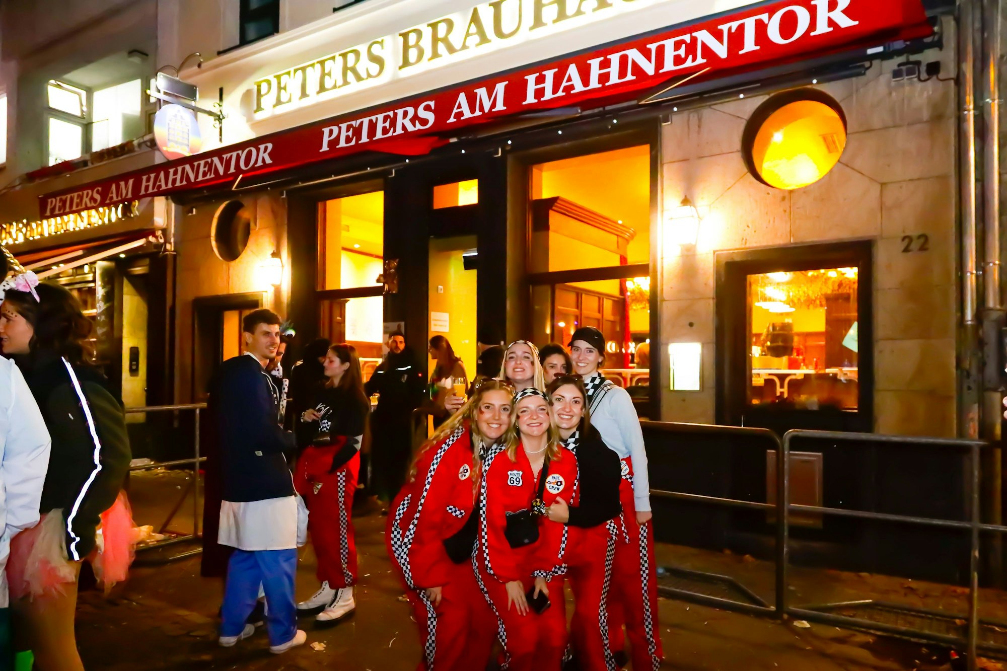 Rennfahrerinnen vor dem Peters am Hahnentor