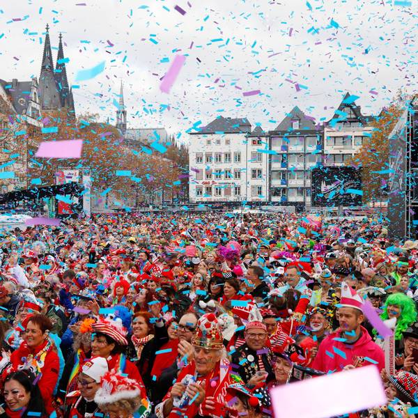 Der Auftakt zur Karnevalssession auf dem Heumarkt. Um 11:11 Uhr startet man hier in die neue Session.