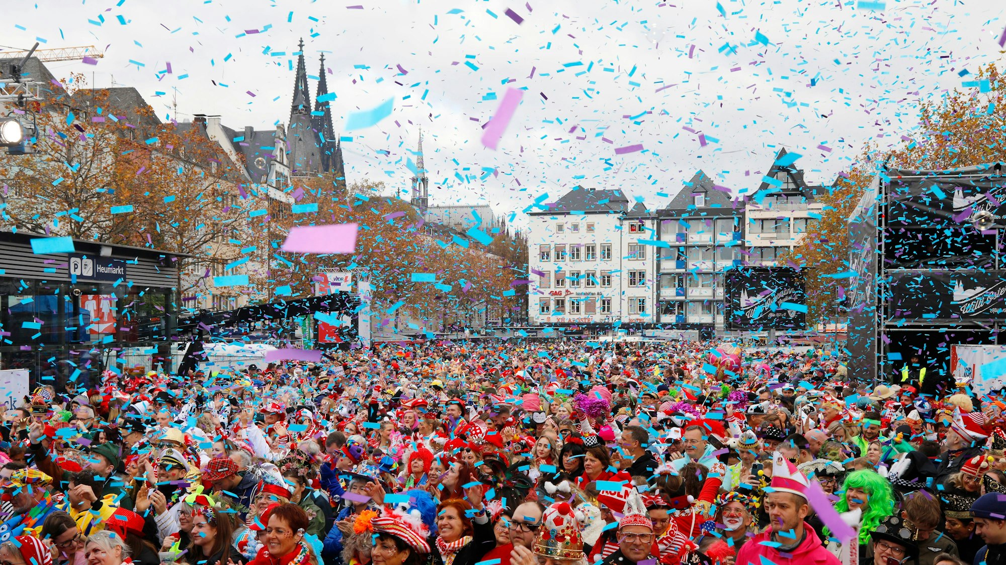 Der Auftakt zur Karnevalssession auf dem Heumarkt. Um 11:11 Uhr startet man hier in die neue Session.